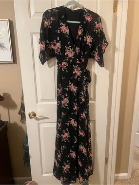 NWOT 🛍️3 for 25 🛍️ Aakaa Vici Floral Wrap Maxi Dress Black w Pink Roses Small